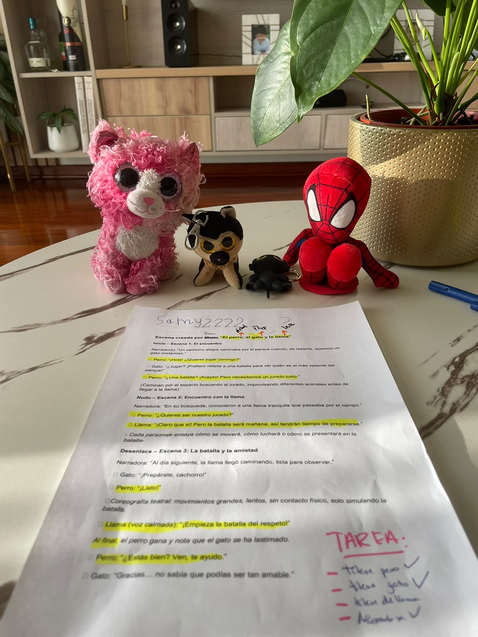 Guion teatral escrito por participante junto a personajes de peluche