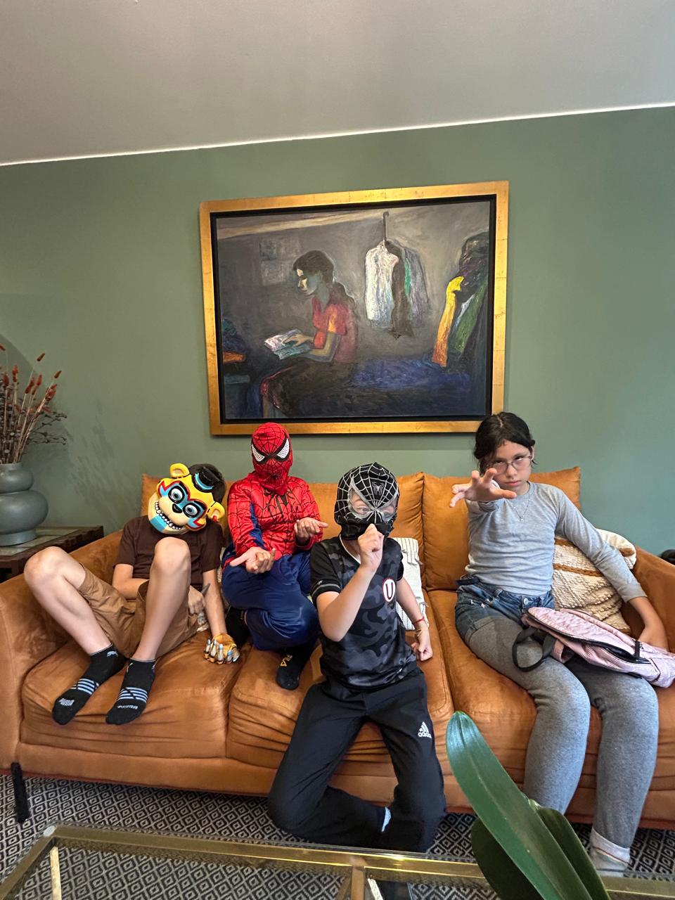 Niñas y niños con máscaras creativas