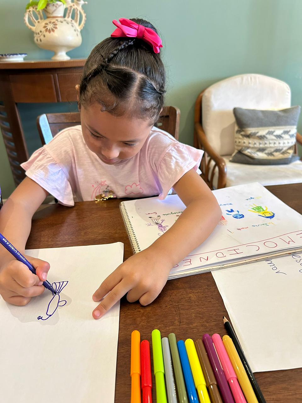 Niña dibujando durante una sesión