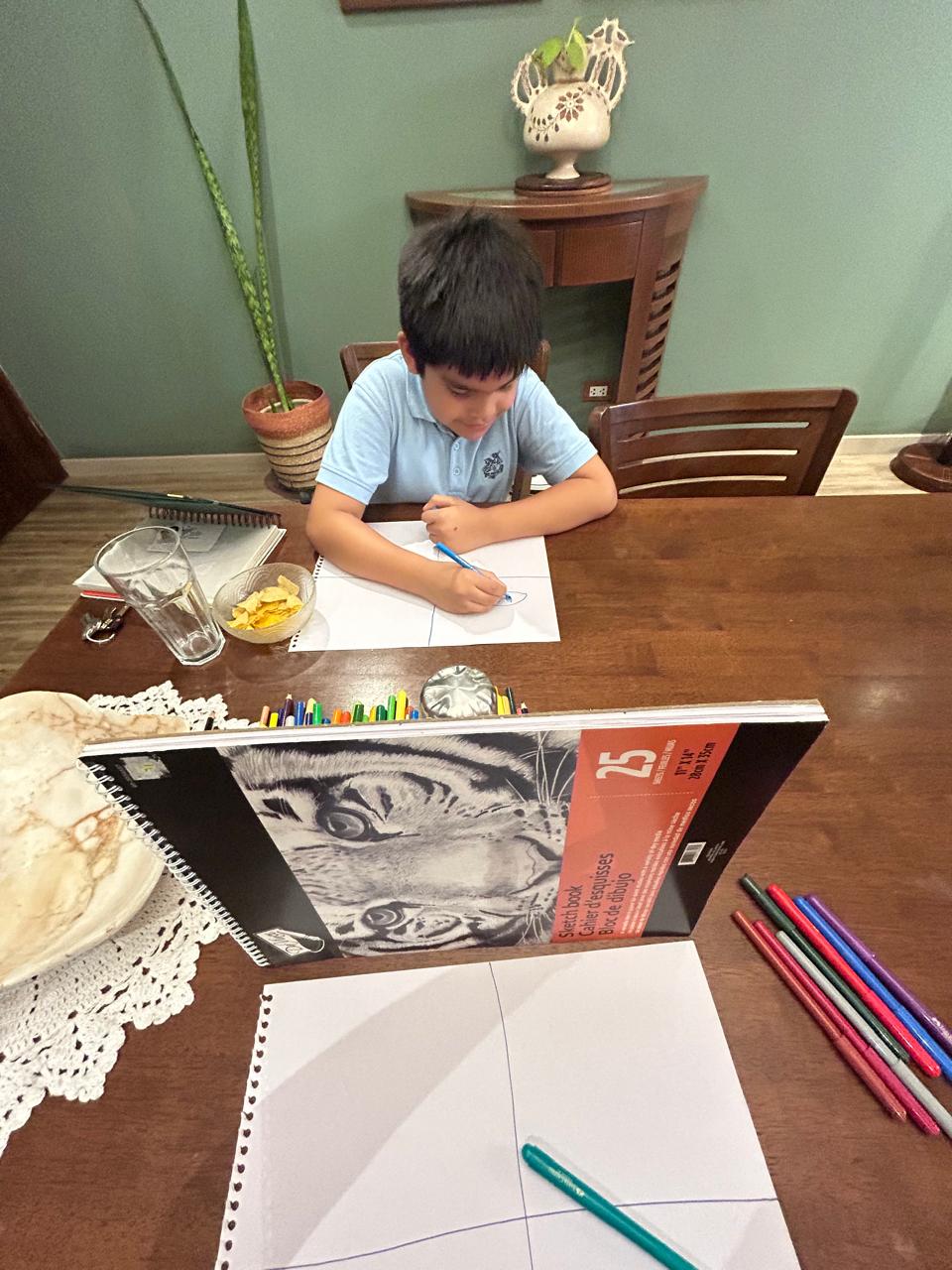 Niño dibujando en el taller